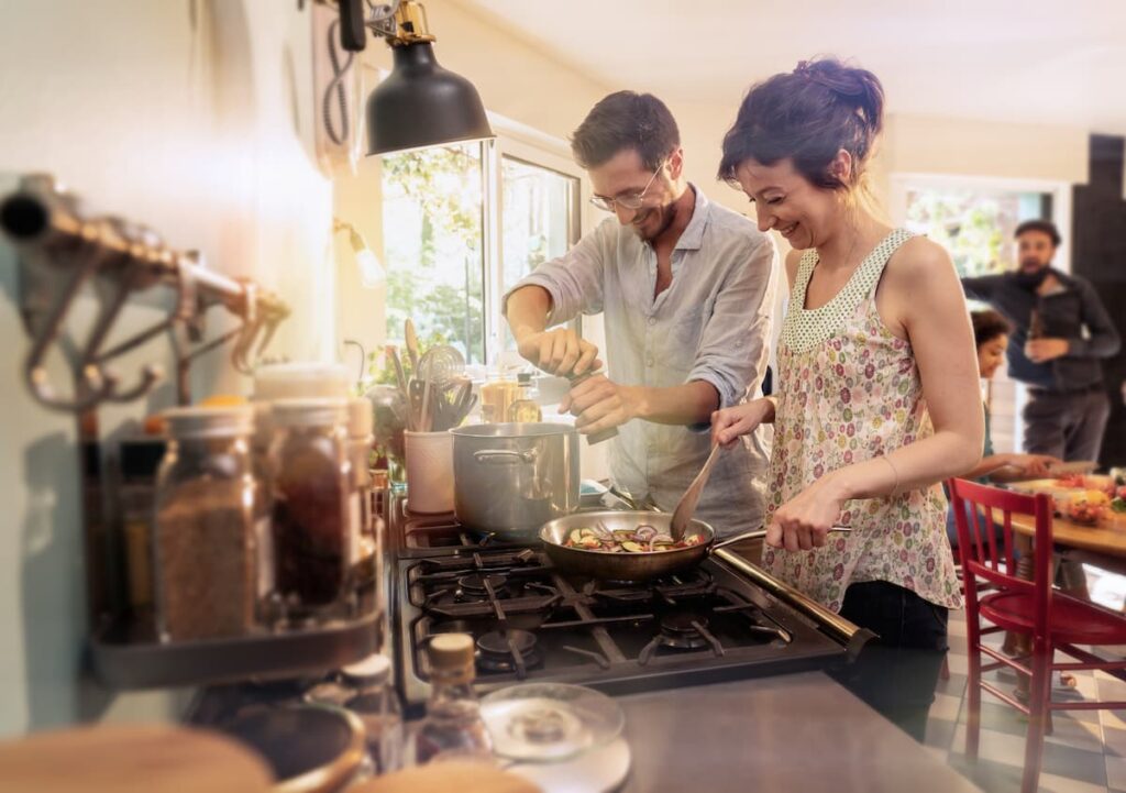 matrimonio cocinando cocina  1024x721 - ¿Qué es la huella de carbono? Aprende a calcularla y reducirla